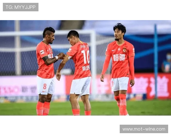 奥特执教首胜喜悦洋溢队员们泼水庆祝难掩激动心情